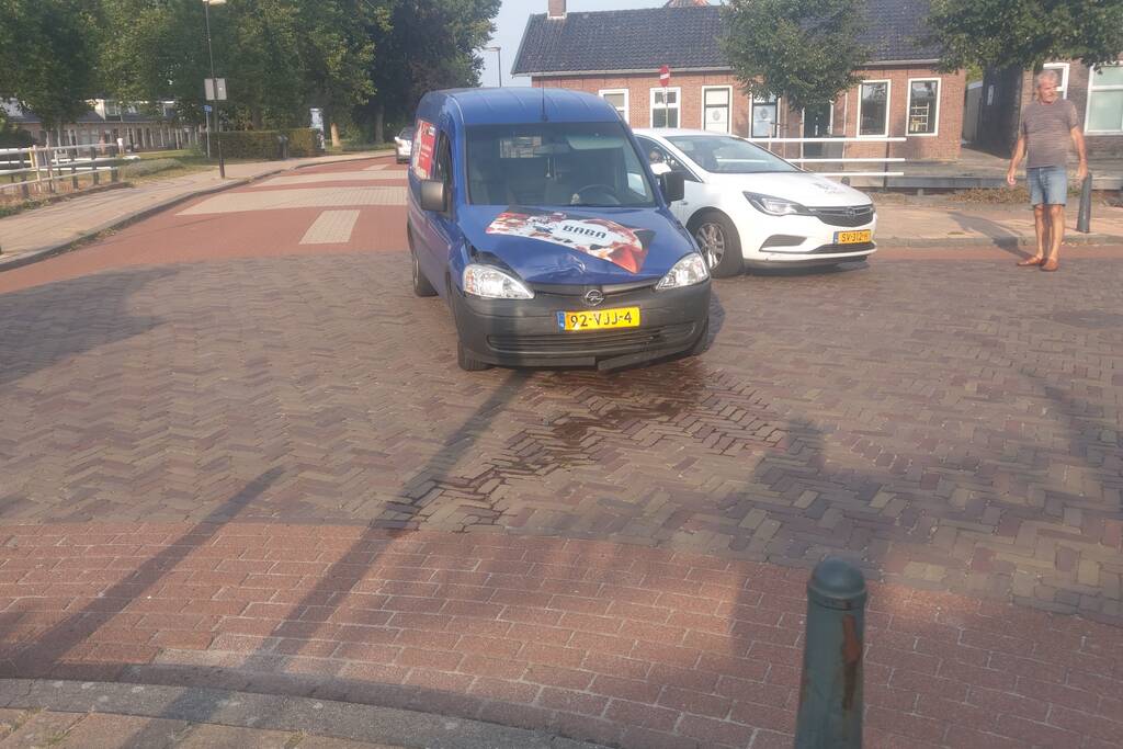 Auto op zijn kant na verkeersongeval