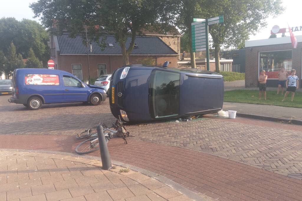 Auto op zijn kant na verkeersongeval