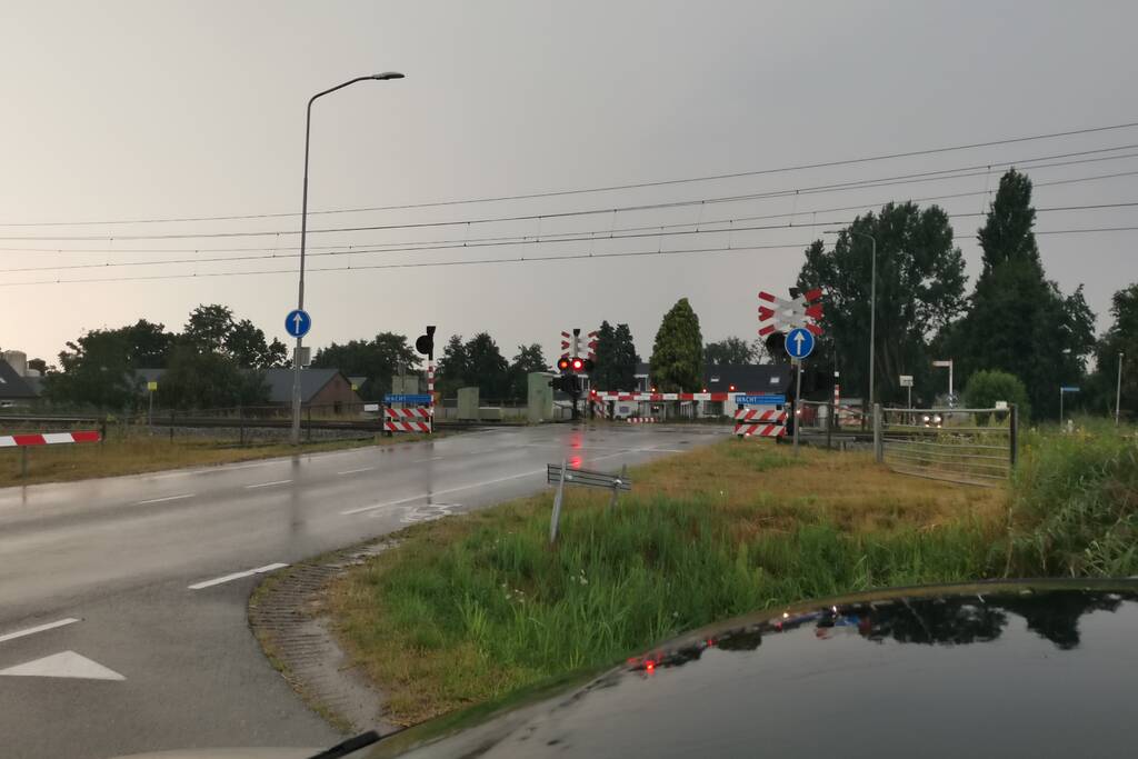 Spoorbomen blijven gesloten, treinen rijden stapvoets