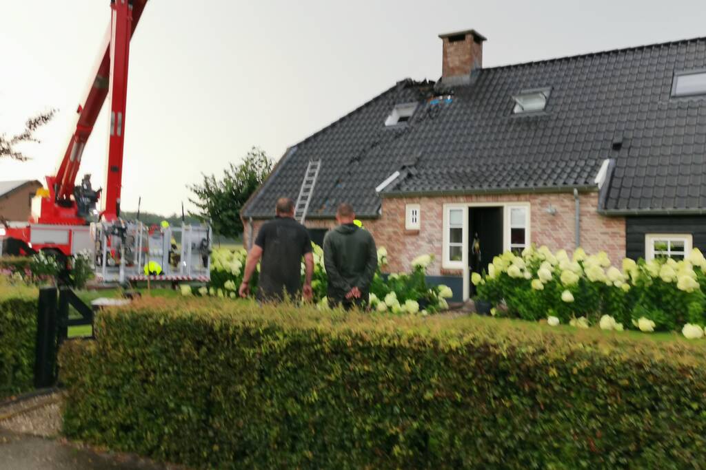 Dak woning vat vlam