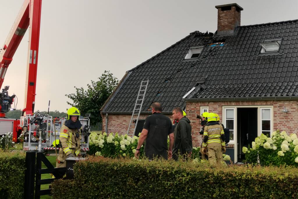 Dak woning vat vlam