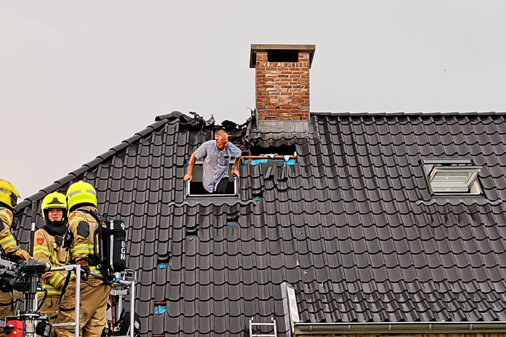 Dak woning vat vlam