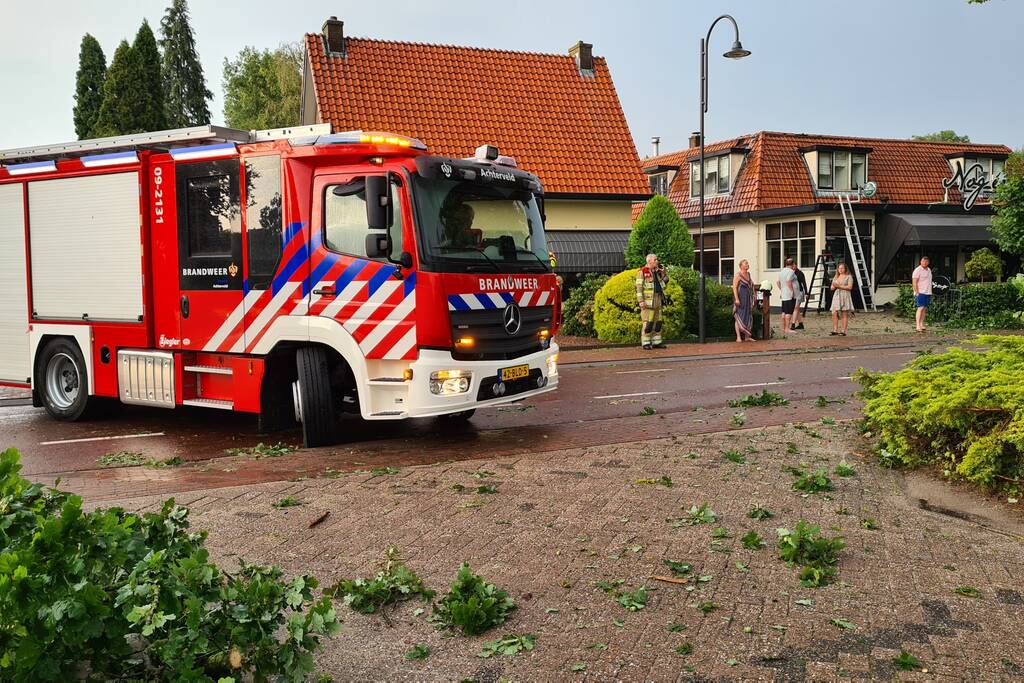 Weg afgesloten doordat takken afbreken