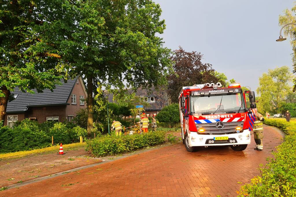 Weg afgesloten doordat takken afbreken