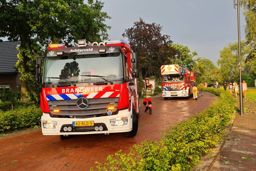 Weg afgesloten doordat takken afbreken