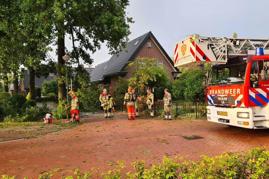 Weg afgesloten doordat takken afbreken