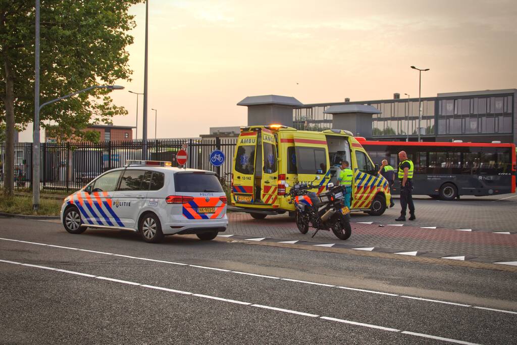 Fietser gewond na aanrijding met bus