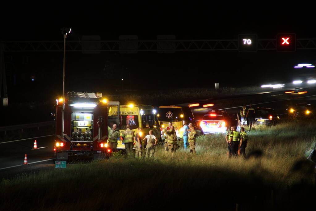 Auto belandt in greppel langs snelweg