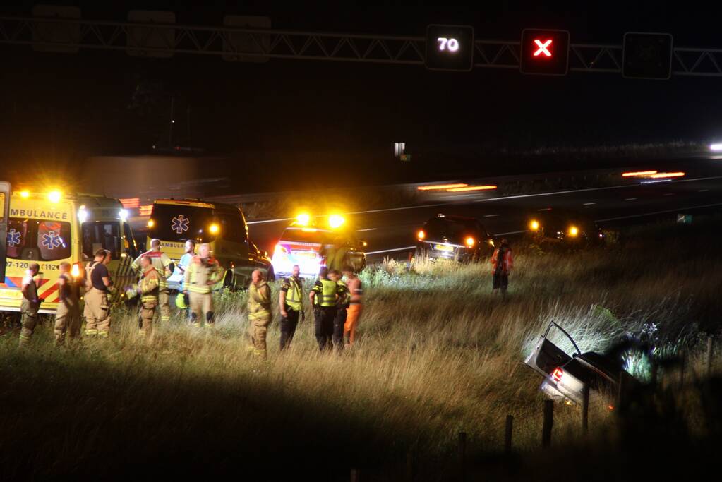 Auto belandt in greppel langs snelweg