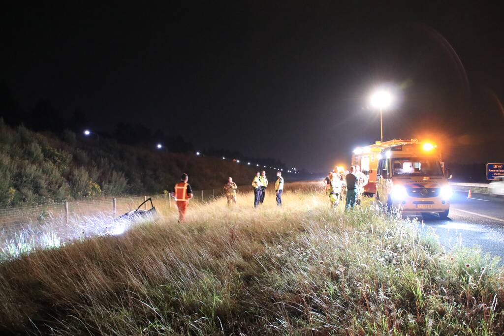 Auto belandt in greppel langs snelweg