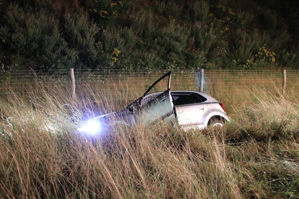 Auto belandt in greppel langs snelweg