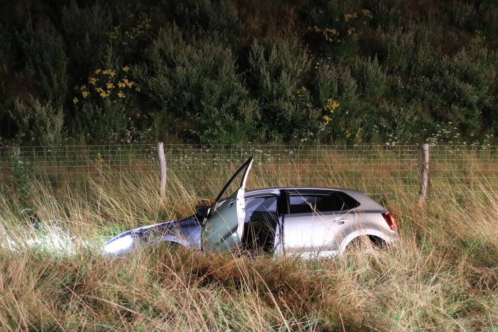 Auto belandt in greppel langs snelweg