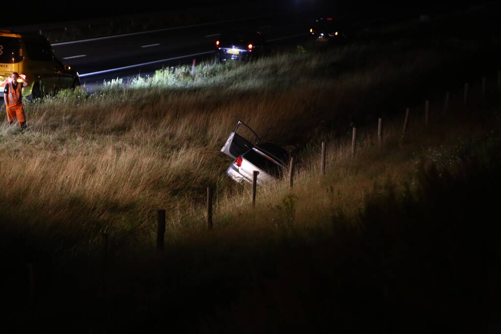 Auto belandt in greppel langs snelweg