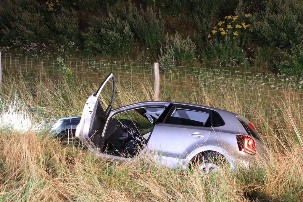 Auto belandt in greppel langs snelweg