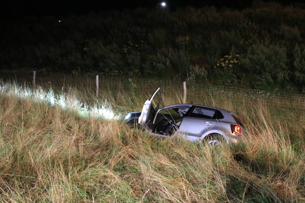 Auto belandt in greppel langs snelweg