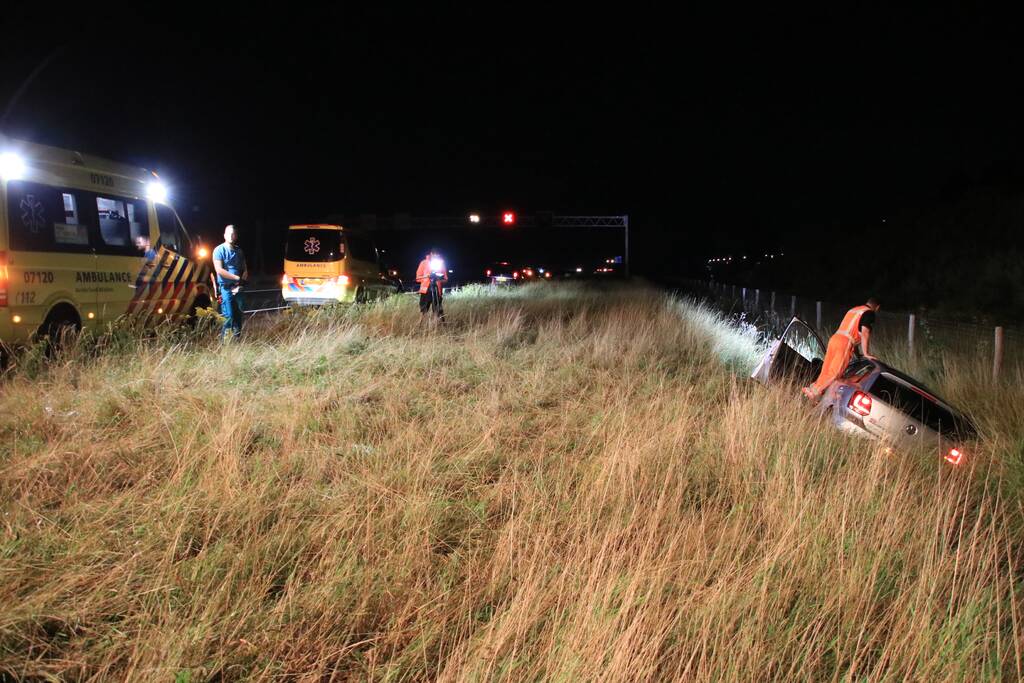 Auto belandt in greppel langs snelweg