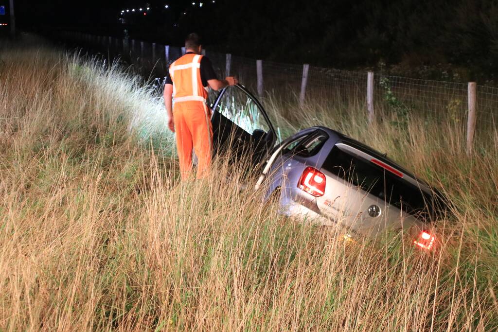 Auto belandt in greppel langs snelweg