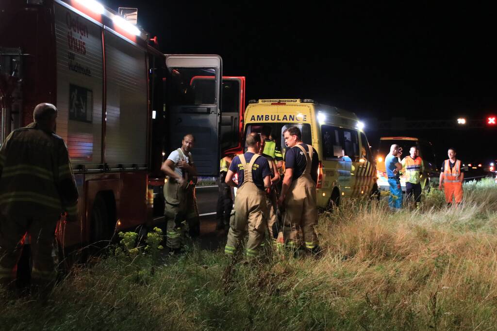 Auto belandt in greppel langs snelweg