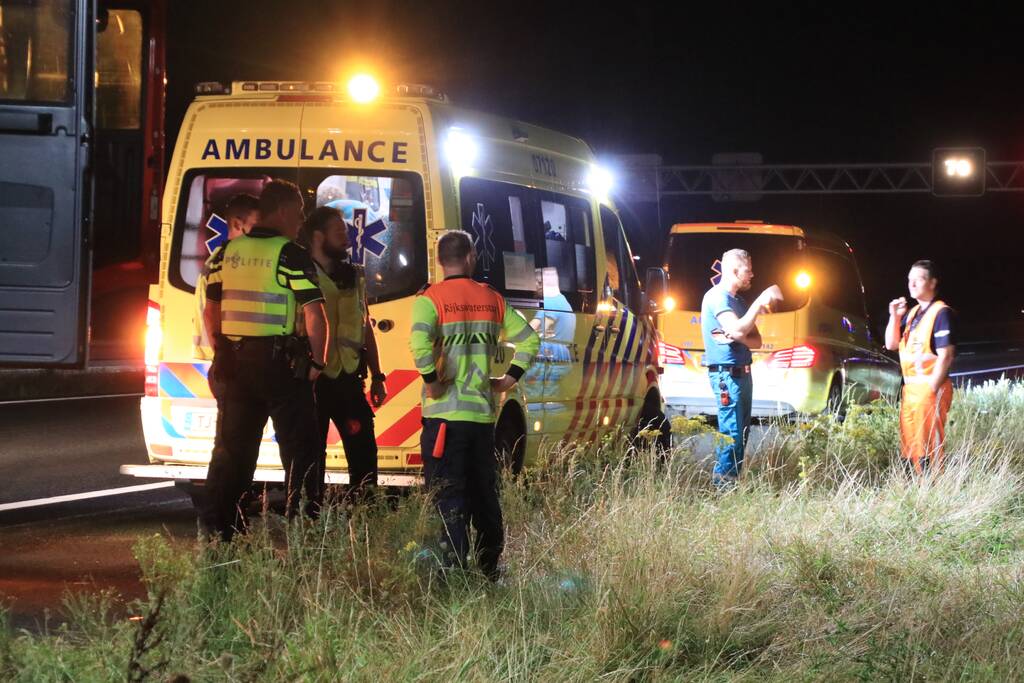 Auto belandt in greppel langs snelweg