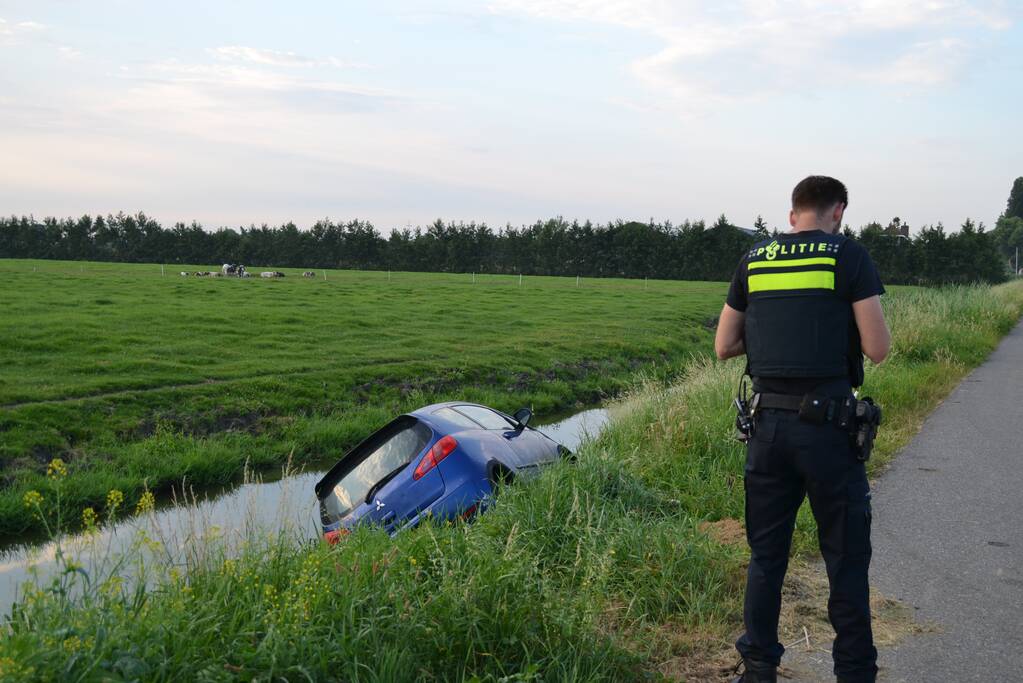 Achtergelaten auto aangetroffen in sloot