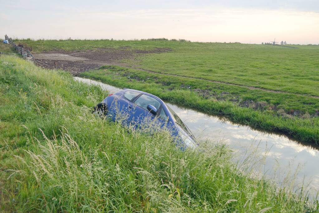 Achtergelaten auto aangetroffen in sloot