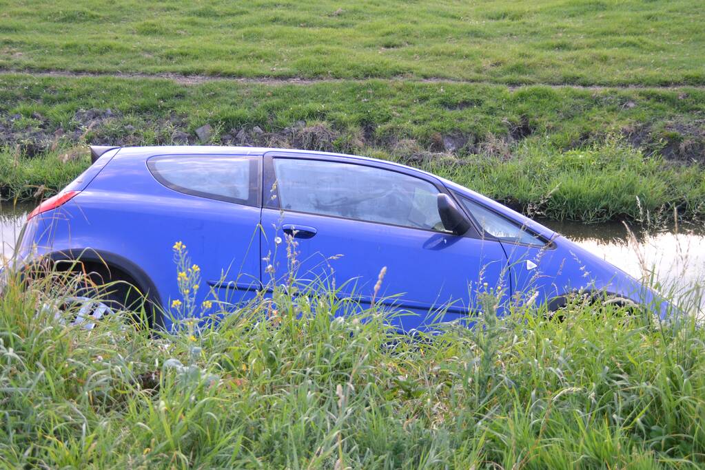 Achtergelaten auto aangetroffen in sloot