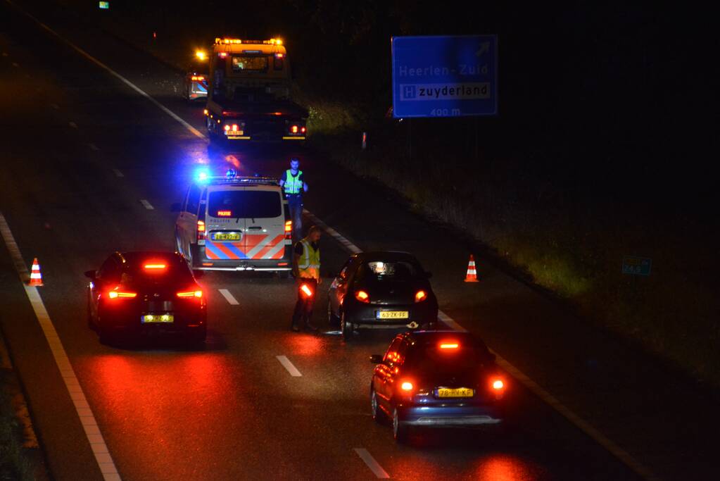 Auto belandt in struikgewas na botsing tegen vangrail