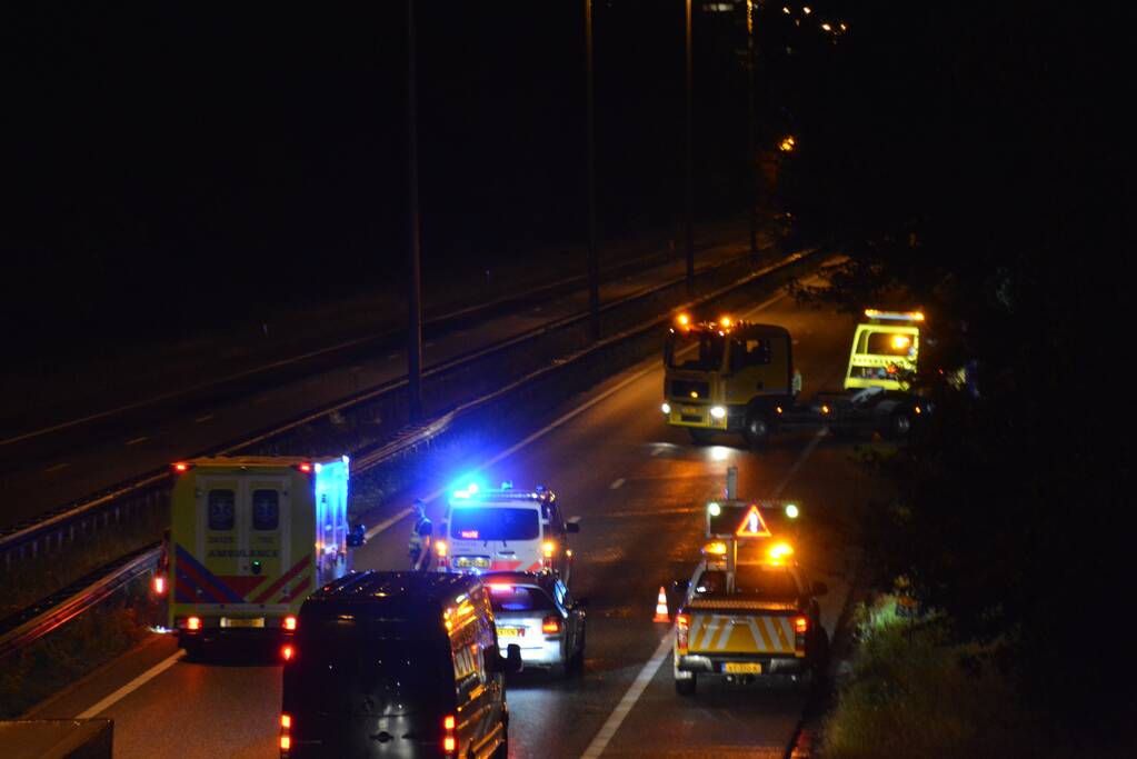 Auto belandt in struikgewas na botsing tegen vangrail