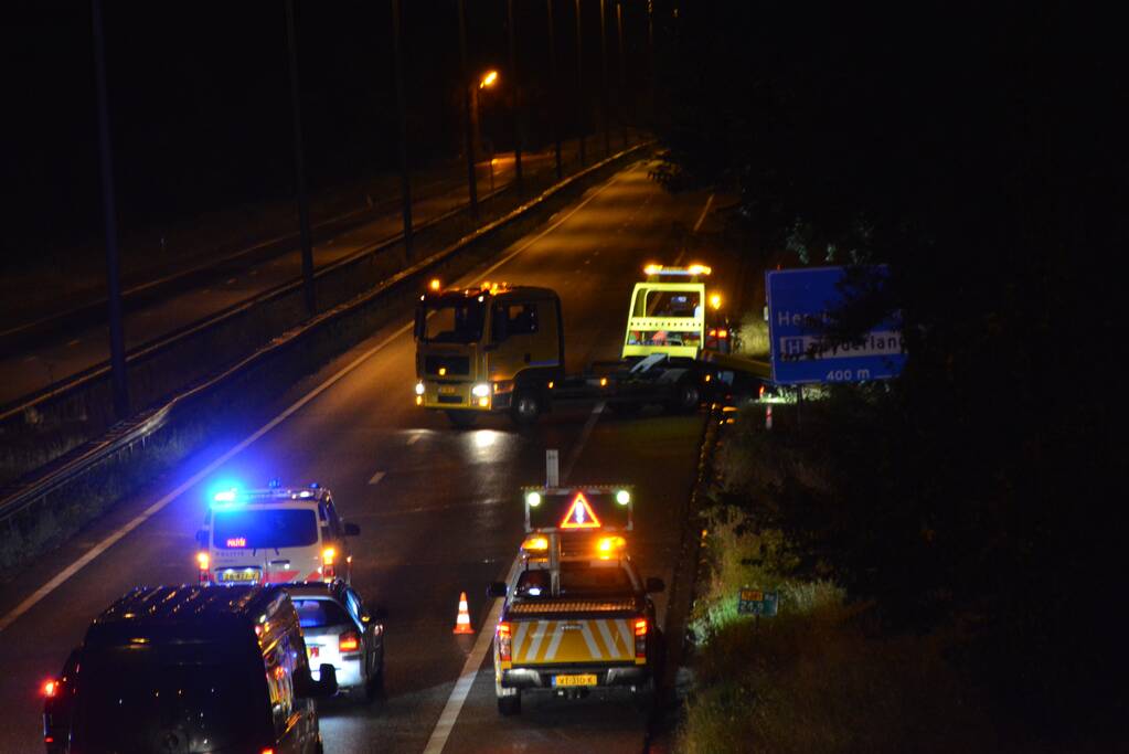 Auto belandt in struikgewas na botsing tegen vangrail