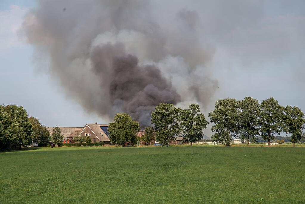 Woonboerderij met rieten kap in brand