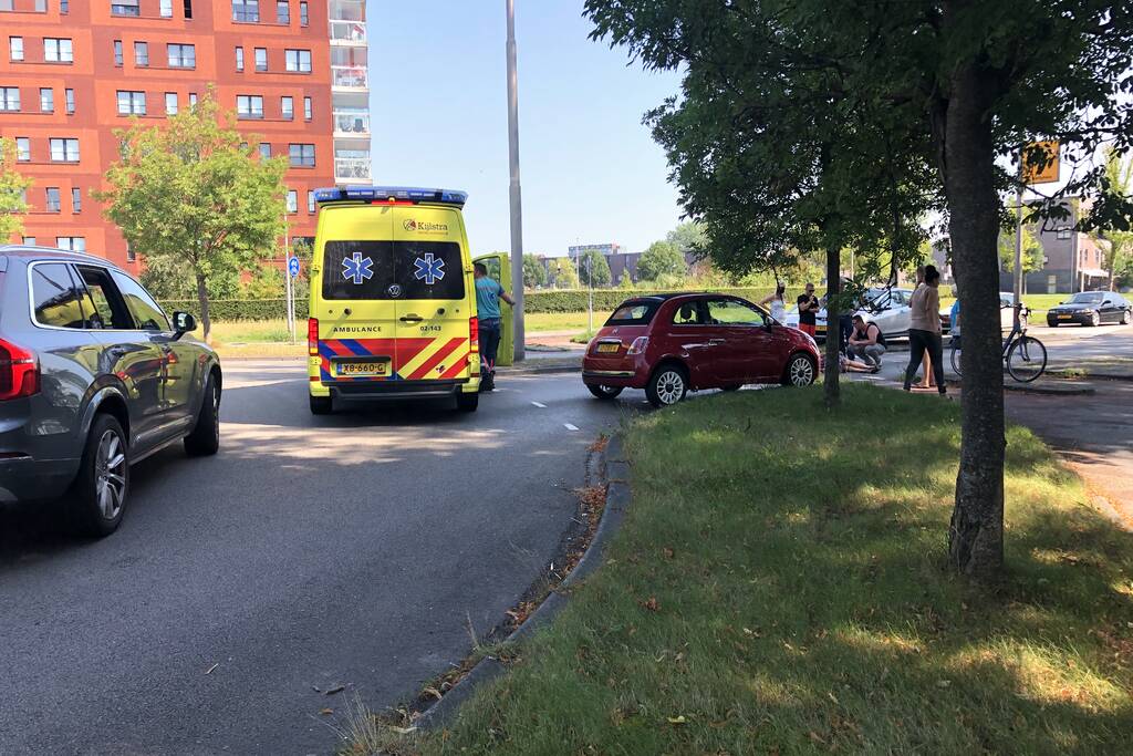 Overstekende e-bikester aangereden door auto