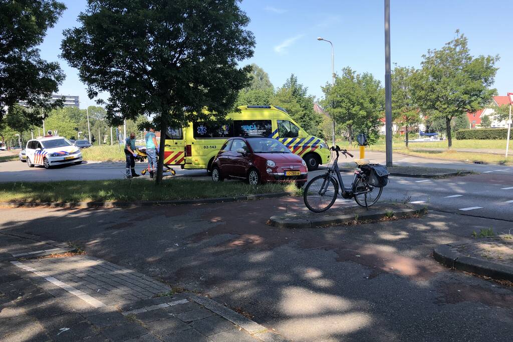 Overstekende e-bikester aangereden door auto