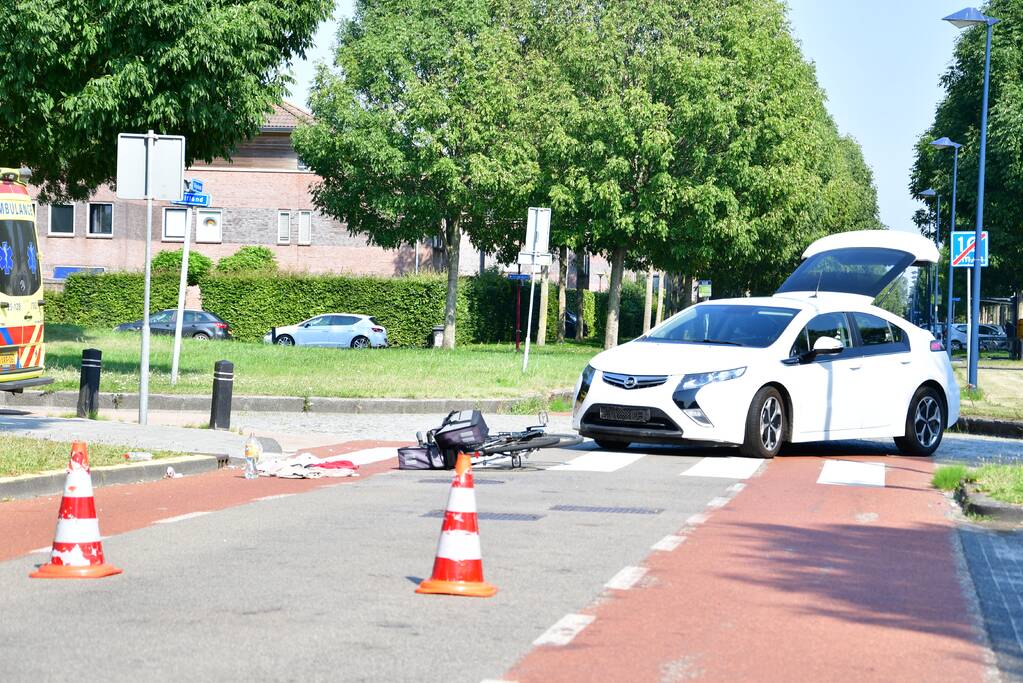 E-biker gewond na botsing met auto