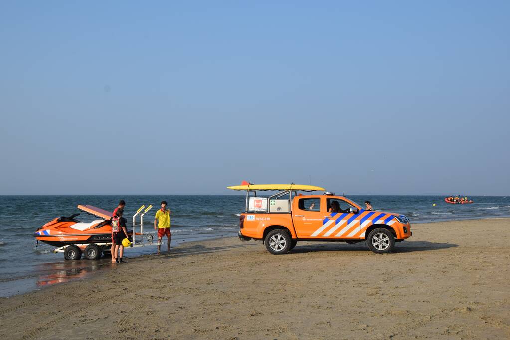 KNRM start zoekactie naar vermiste zwemmers in Noordzee