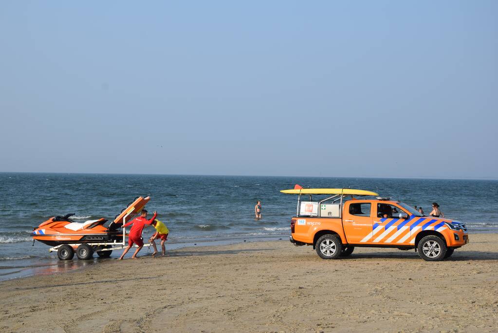 KNRM start zoekactie naar vermiste zwemmers in Noordzee