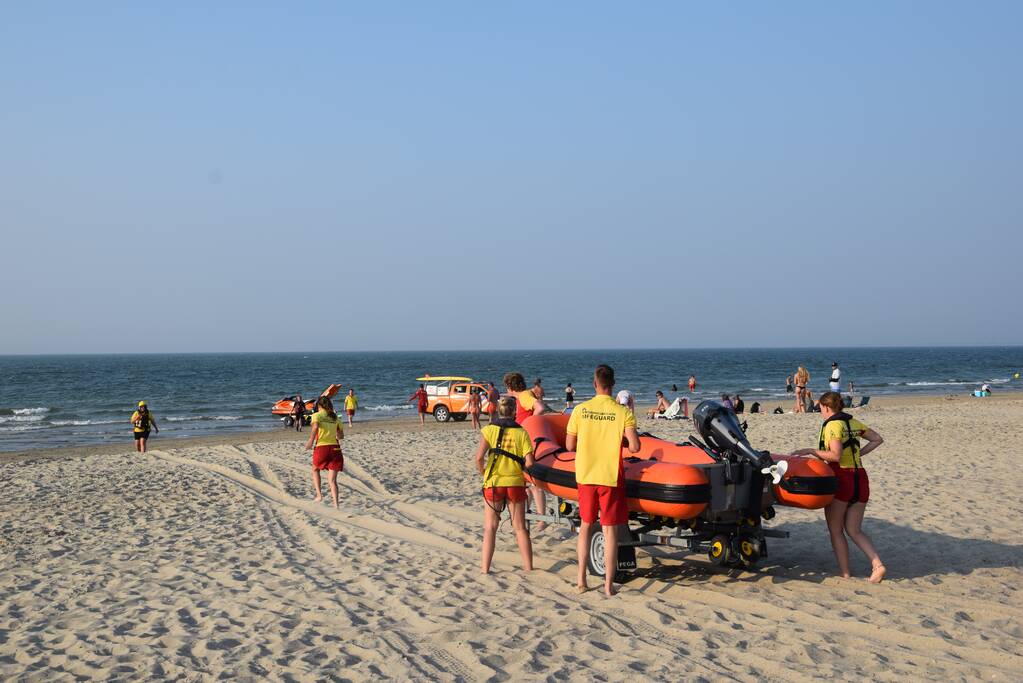 KNRM start zoekactie naar vermiste zwemmers in Noordzee