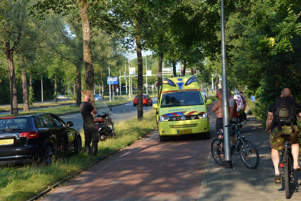 Fietser en scooterrijder met elkaar in botsing op fietspad