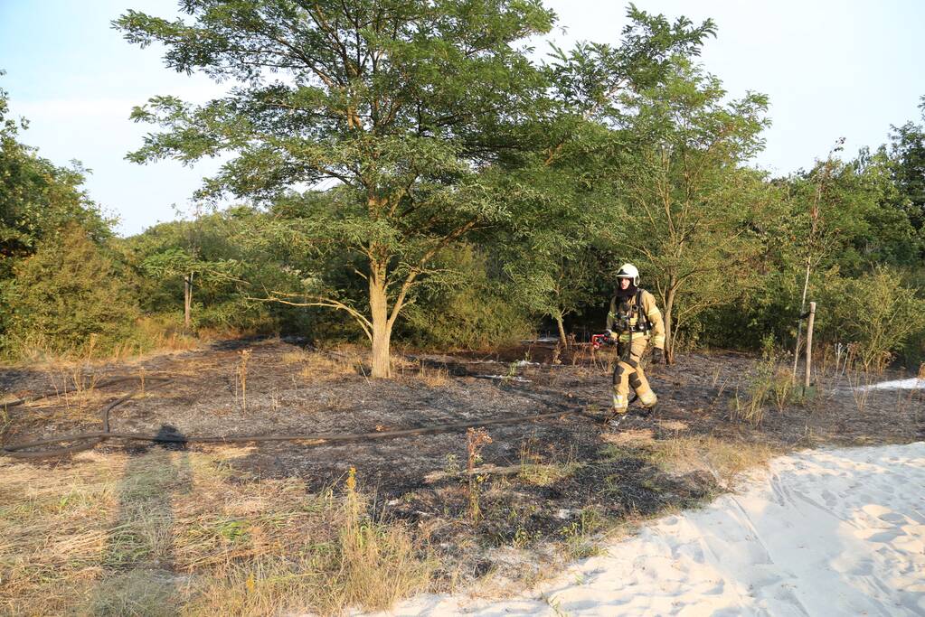 Stuk bos naast zweefvliegclub Volkel vliegt in brand