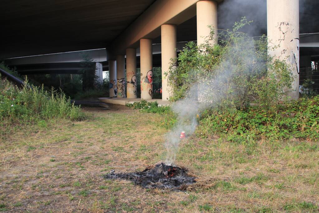Buurtbewoner blust een hoop in brand gevlogen hooi