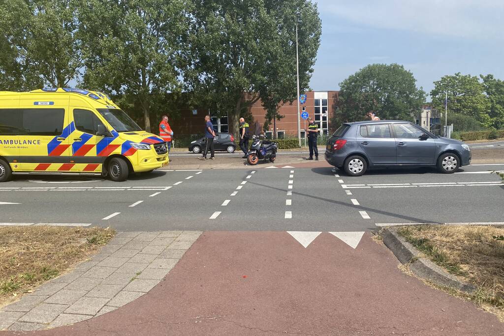 Scooterrijder ziet auto over het hoofd bij oversteken