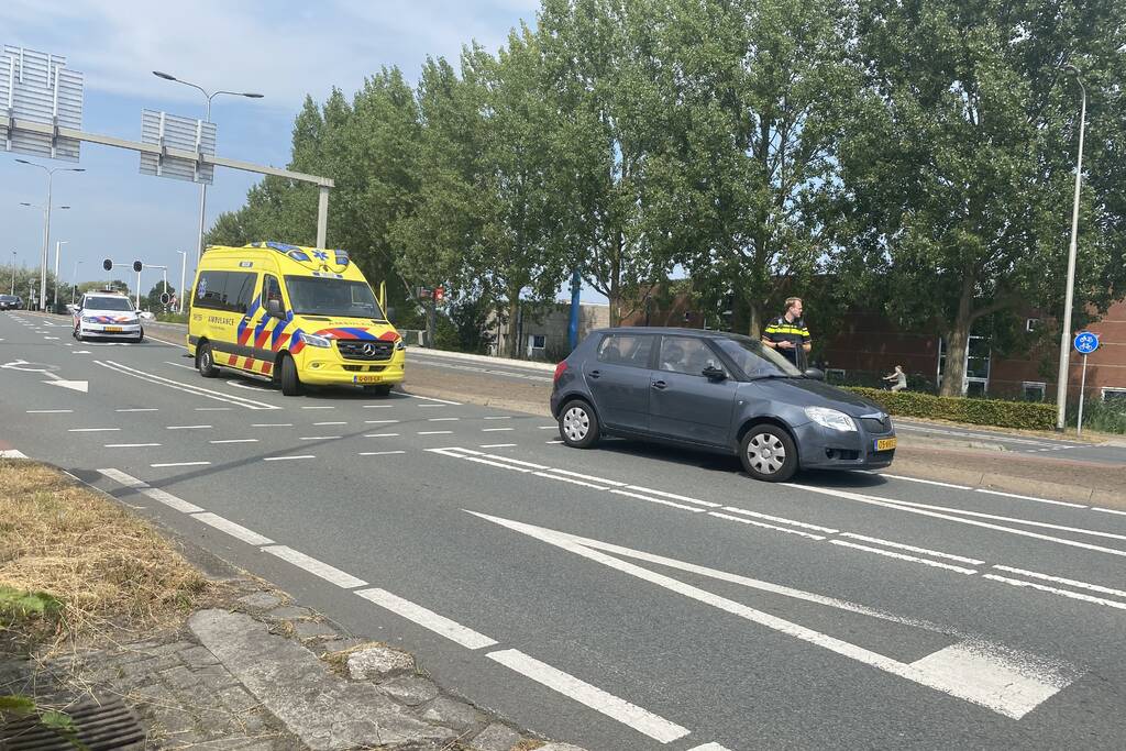 Scooterrijder ziet auto over het hoofd bij oversteken