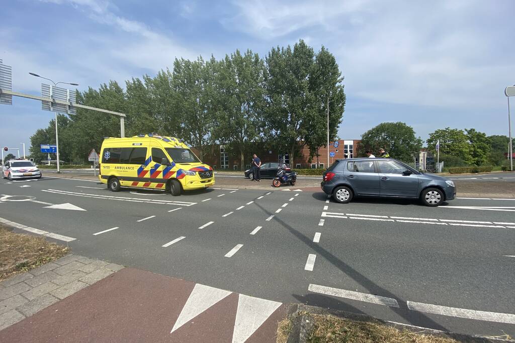 Scooterrijder ziet auto over het hoofd bij oversteken