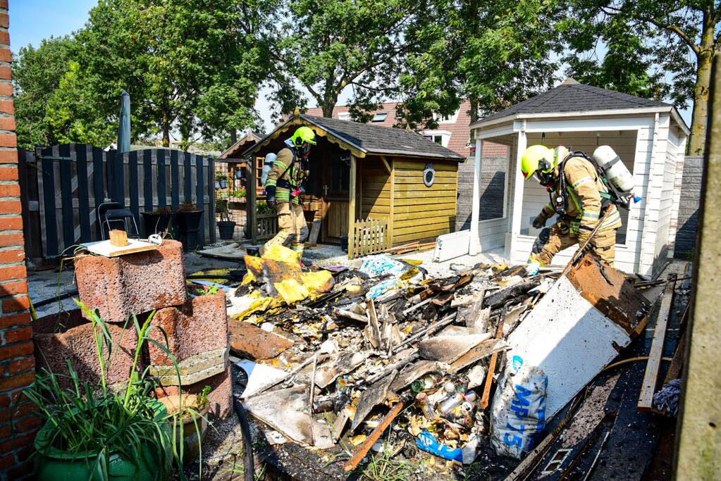 Rommel in achtertuin vliegt in brand