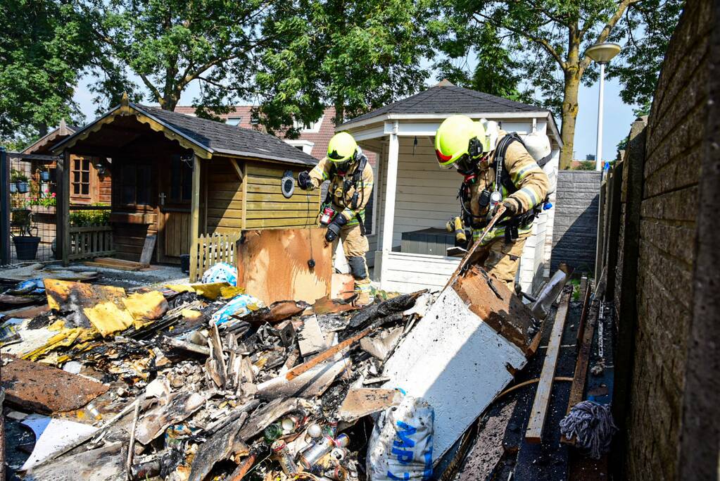 Rommel in achtertuin vliegt in brand