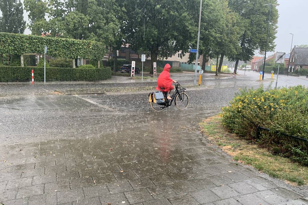 Straten blank door hevige regenbui