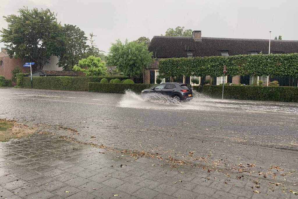 Straten blank door hevige regenbui