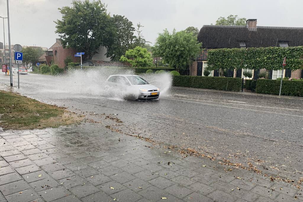 Straten blank door hevige regenbui