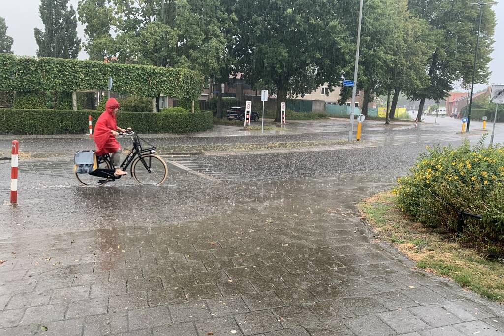 Straten blank door hevige regenbui