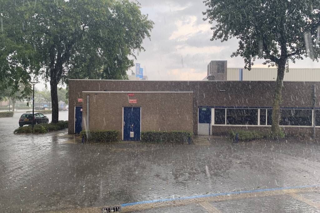 Straten blank door hevige regenbui