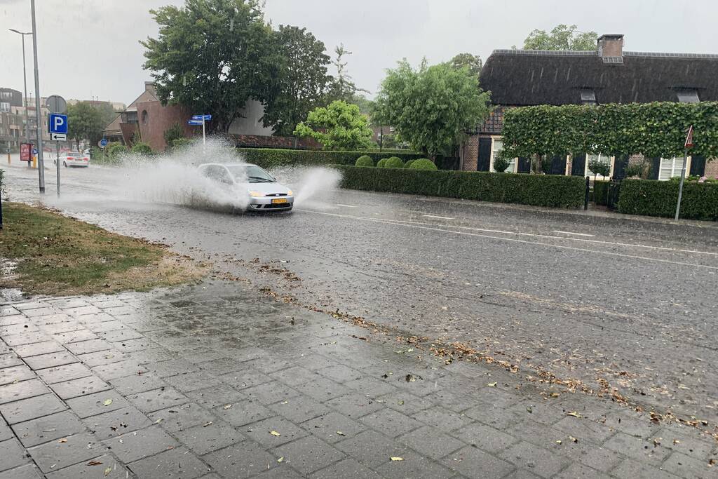 Straten blank door hevige regenbui